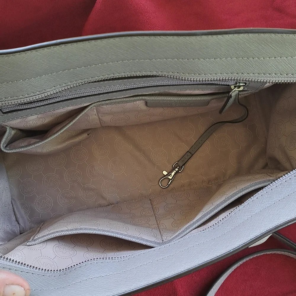 Michael Kors Medium Size Light Gray Bag/ Crossbody ❤️ EC - Picture 10 of 13